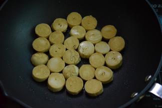 素鸡厚片放入油锅中煎至两面金黄盛出