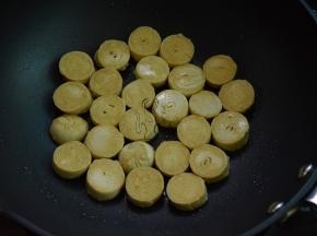素鸡厚片放入油锅中煎至两面金黄盛出