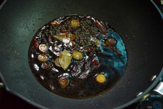 加入蚝油、酱油和红烧汁，倒入半碗清水烧开