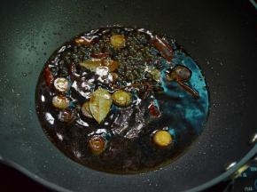 加入蚝油、酱油和红烧汁，倒入半碗清水烧开
