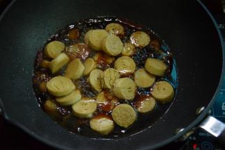 把煎好的素鸡到进去，盖上锅盖小火烧15-20分钟左右