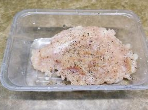鸡胸肉剁碎，用黑椒碎、盐、油、淀粉腌15分钟
