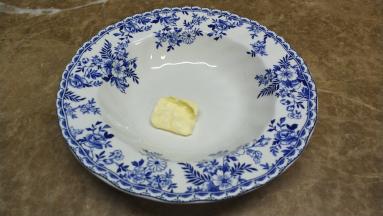 碟子里放入黄油