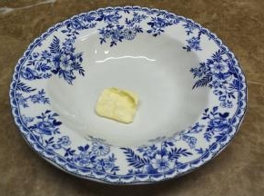 碟子里放入黄油