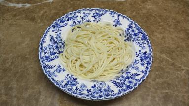 捞出意面与黄油拌均匀