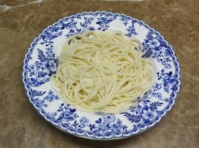 捞出意面与黄油拌均匀