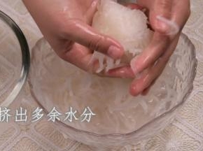 2.将萝卜的水攥干备用