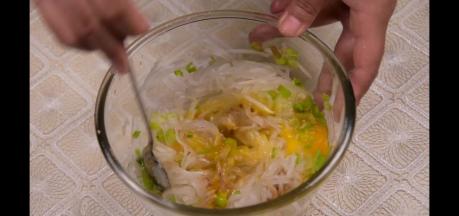 3.加入一小勺盐，一勺糖，一勺十三香，两勺葱花，两个鸡蛋拌匀