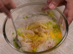 3.加入一小勺盐，一勺糖，一勺十三香，两勺葱花，两个鸡蛋拌匀
