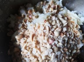 白菜切碎，加入5克盐，用手抓捏，挤出水分，加入搅碎的花生仁，搅拌均匀