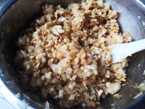 加入花生油和生抽，搅拌均匀