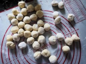 面粉中加入鸡蛋和水揉成光滑的面团，分成大小均等的小剂子