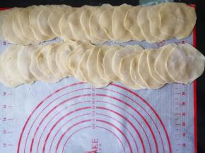 将小剂子擀成皮