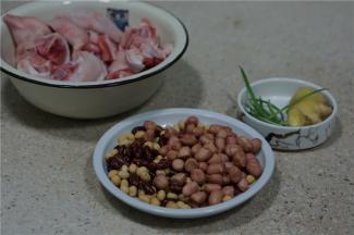 备好猪蹄，花生花芸豆黄豆，生姜，葱。