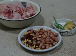备好猪蹄，花生花芸豆黄豆，生姜，葱。