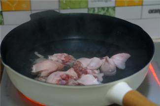 锅里加水，将猪蹄下锅焯洗一遍，然后再用冷水泡洗干净备用。