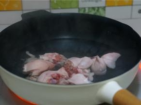 锅里加水，将猪蹄下锅焯洗一遍，然后再用冷水泡洗干净备用。