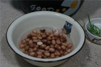 花生，黄豆，花芸豆用清水泡洗开备用。