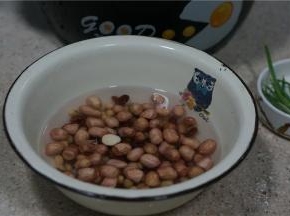 花生，黄豆，花芸豆用清水泡洗开备用。