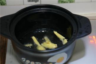 这炖猪蹄前，猪蹄要提前煎炒一下，在炒前砂锅里加油下姜爆香。