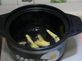 这炖猪蹄前，猪蹄要提前煎炒一下，在炒前砂锅里加油下姜爆香。