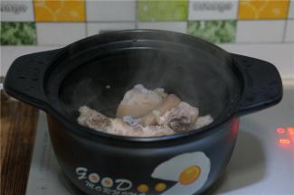 然后再将焯洗好的猪蹄下锅，煎炒至表面有点发焦微干。