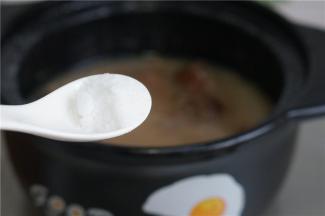 最后加入适量的细盐调个味。