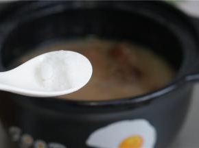 最后加入适量的细盐调个味。