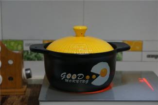 上盖煮至汤底大开，就可以转小火慢炖一小时。