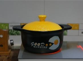 上盖煮至汤底大开，就可以转小火慢炖一小时。
