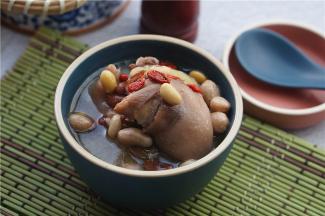 整个过程 如上，就这样子就可以炖出香香糯糯的杂豆炖猪蹄。友友们喜欢不要错过哦，秋冬进补有它更营养。