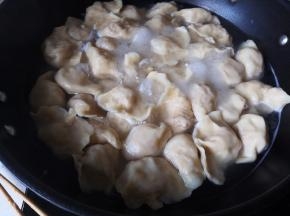 水开后加入适量食盐，放入水饺，煮至浮起，即可关火捞出，趁热享用