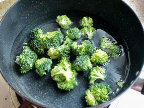 3.虾去壳去头去虾线，放料酒腌10分钟