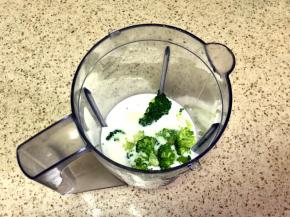 4.西蓝花和牛奶用料理机打碎