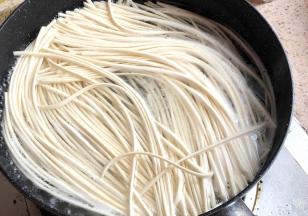 6.把面煮至8分熟