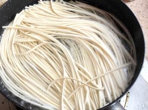 6.把面煮至8分熟