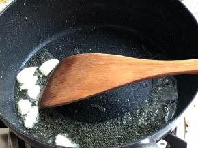 7.锅中放油炒香蒜片