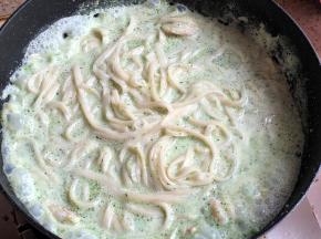 10.最后加入煮好的面，翻炒1分钟