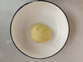 上手揉成团后包保鲜膜，放冰箱冷藏30分钟