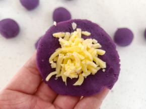 紫薯馅分成16份，分别包入适量芝士碎