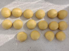 面团取出分成16份