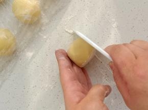 利用刮板整形成正方体
