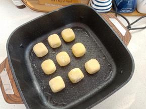 将整形好的仙豆糕摆入锅中，煎至6面金黄