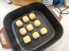 将整形好的仙豆糕摆入锅中，煎至6面金黄