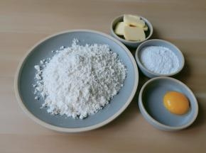 黄油提前从冷冻箱拿出来软化，低筋面粉，糖粉提前过筛。