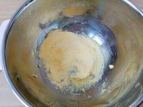 软化好的黄油加入糖粉，用电动打蛋器打发至蓬松，颜色变浅。