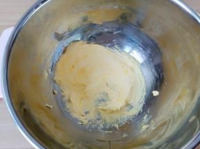 软化好的黄油加入糖粉，用电动打蛋器打发至蓬松，颜色变浅。