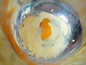 放入生蛋黄继续用打蛋器搅拌均匀。