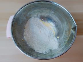 筛入低筋面粉。