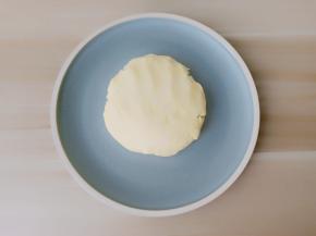 用橡皮刮刀翻拌均匀揉成团，放冰箱冷藏半小时。